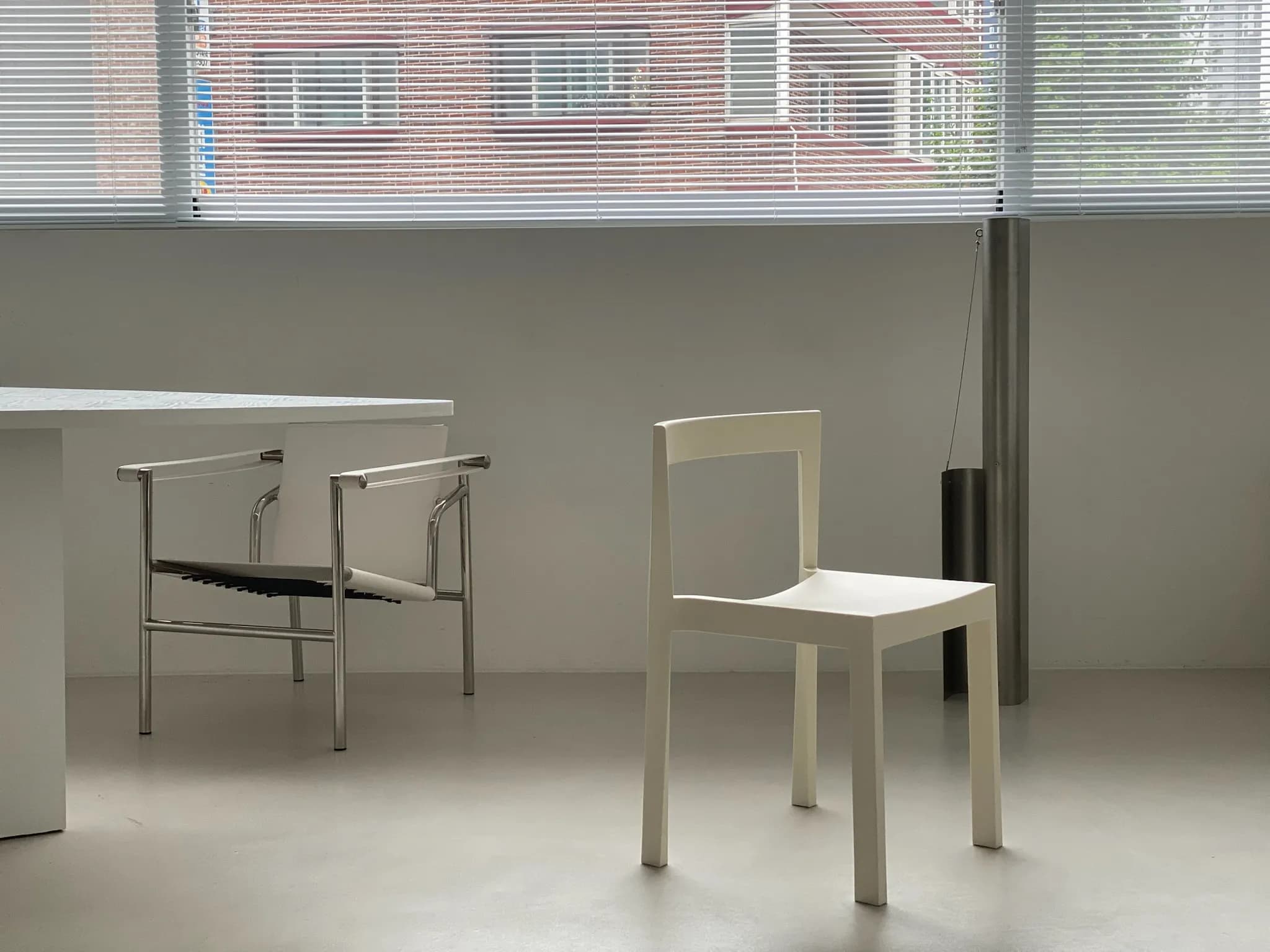 스튜디오 모프 자연광이 만드는 기하학적 그림자 패턴