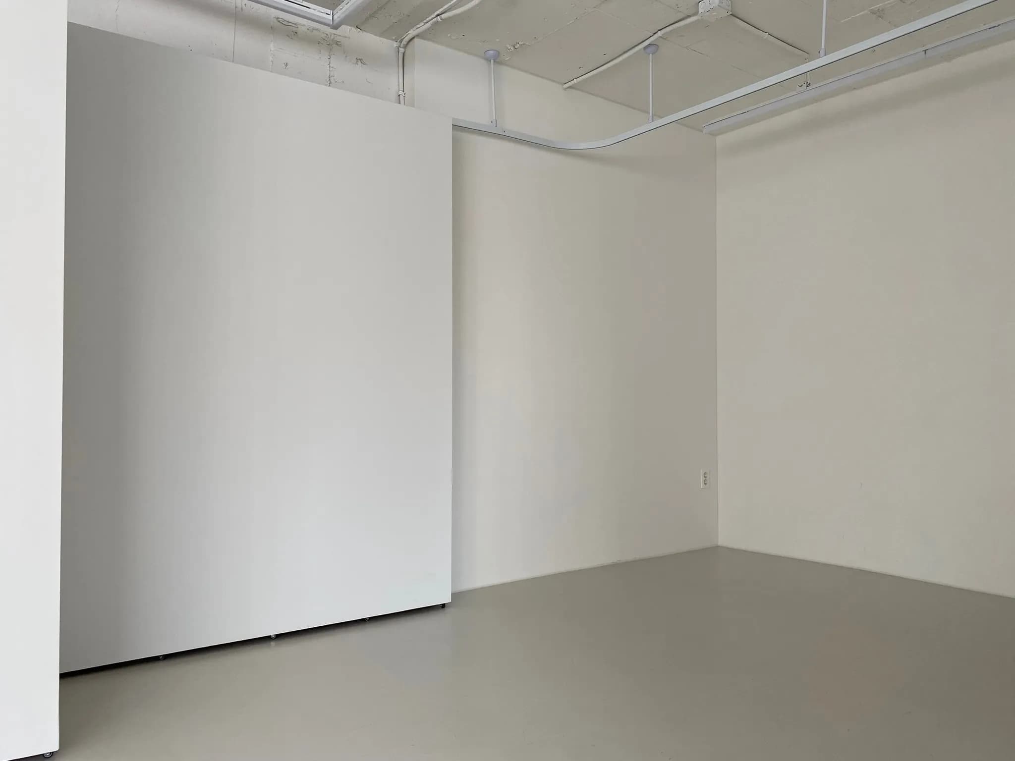 스튜디오 모프 그림자와 형태가 어우러진 공간